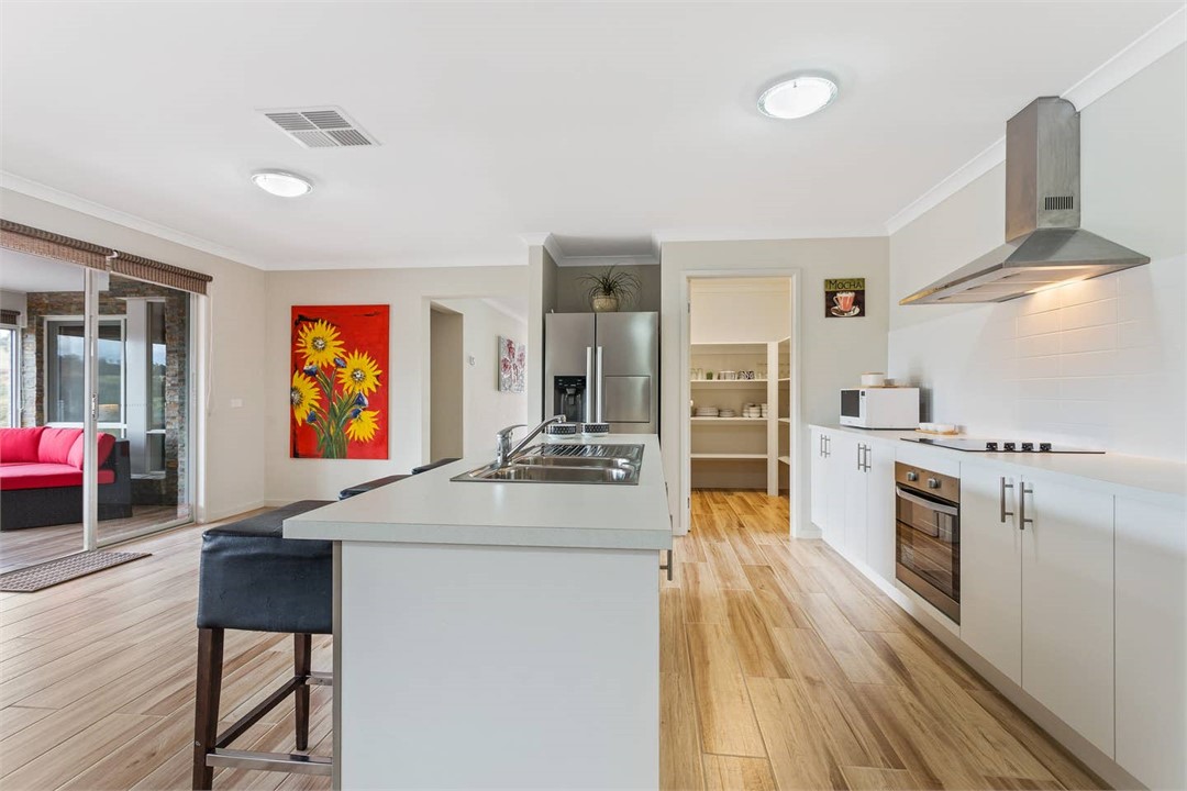 Modern, Fully Equipped Kitchen