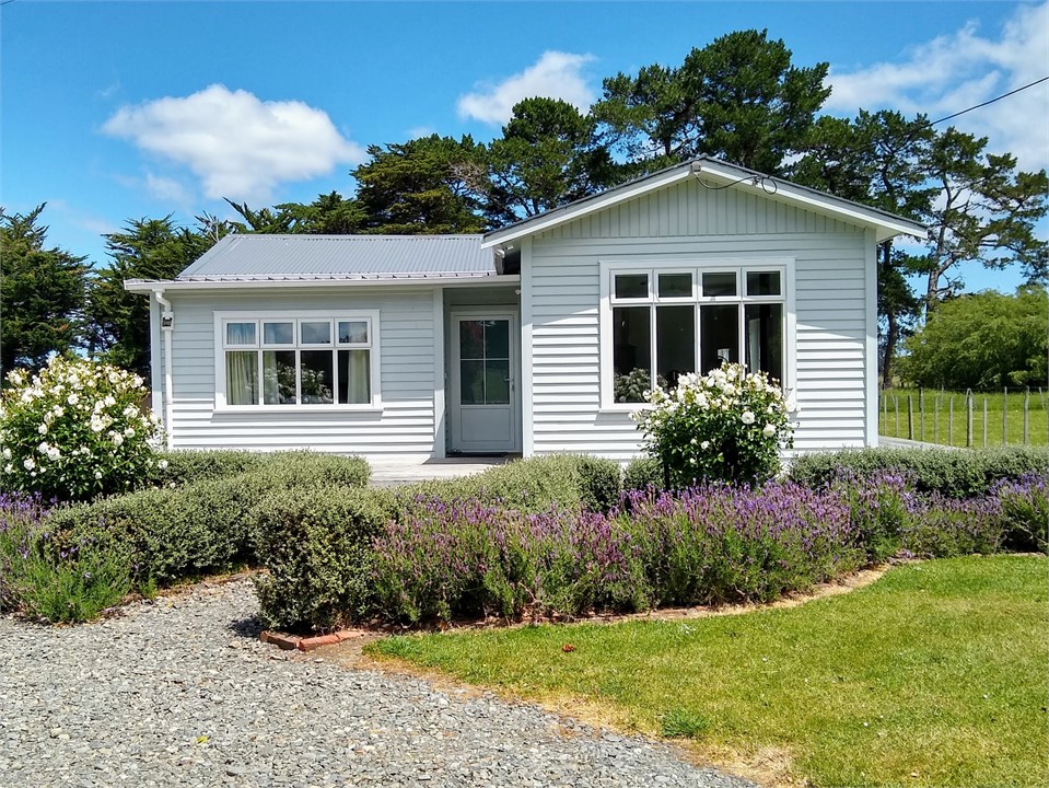 Bidwill House (with outdoor spa) Greytown Holiday Home for rent