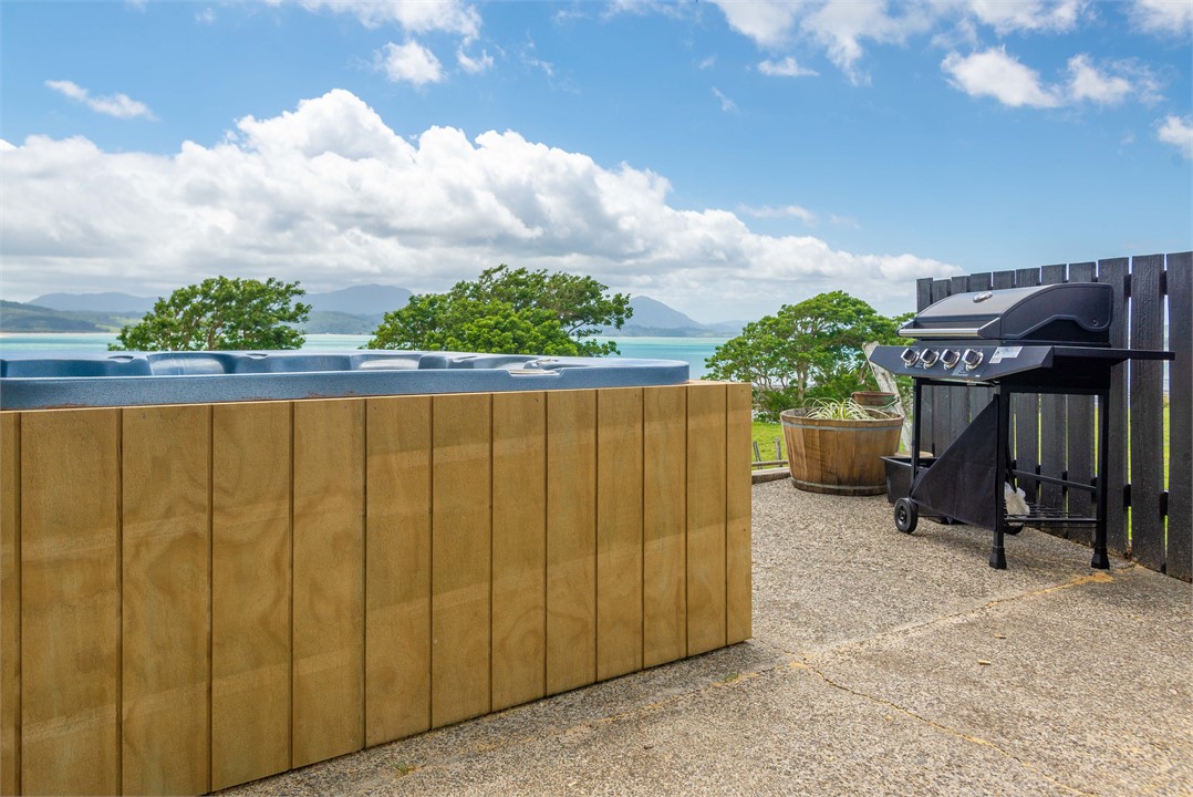 SpaPool, BBQ & expansive water views