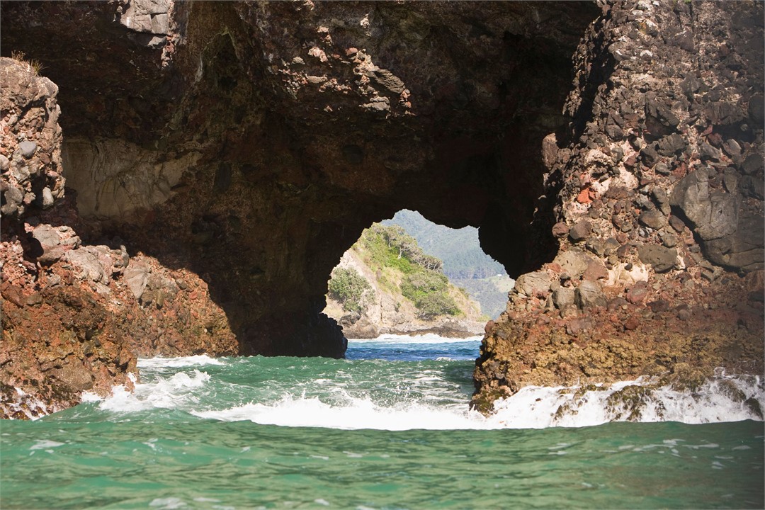 Hole in the wall, Whangaroa
