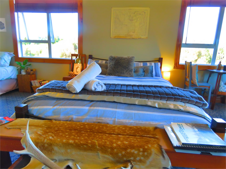 Comfortable queen bed.