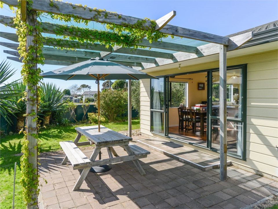 Arawai (Bachcare) Waimarama Beach Bach for rent Holiday Houses