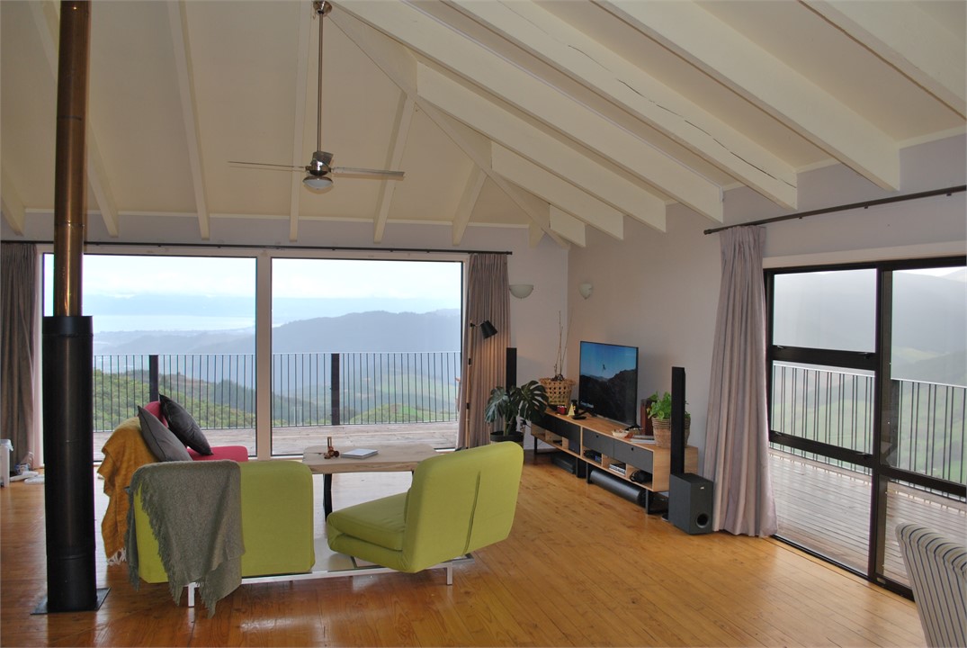 Lounge/Smart TV area