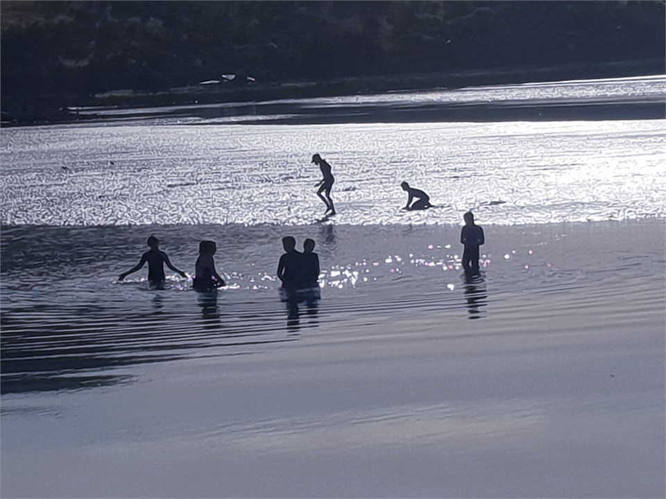 "Cockling" / Swimming