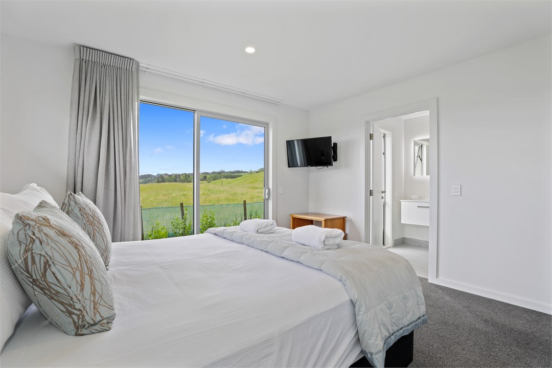Master bedroom with ensuite, smart tv & rural outl