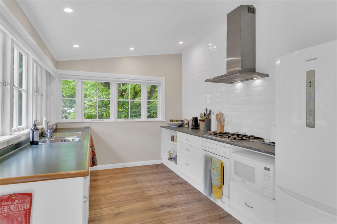 Fully equiped kitchen with gas hob, oven and micro