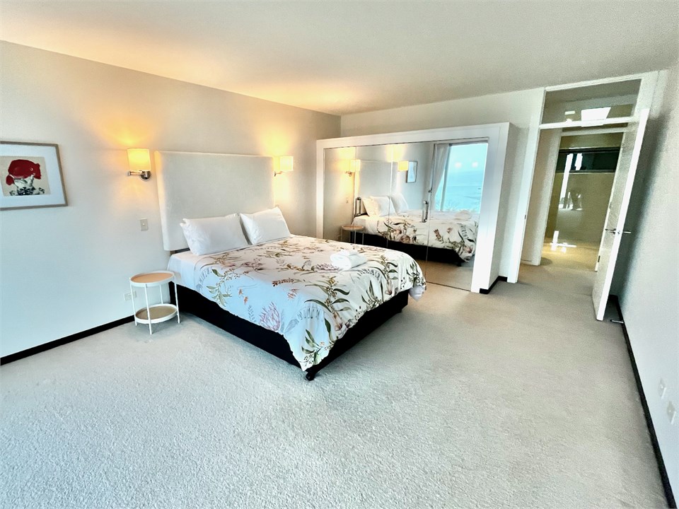 Bedroom 3 with King bed, Balcony access