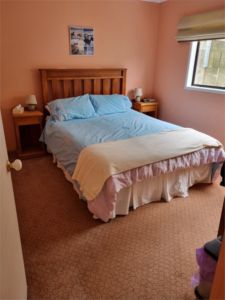 Bedroom 1 - queen bed