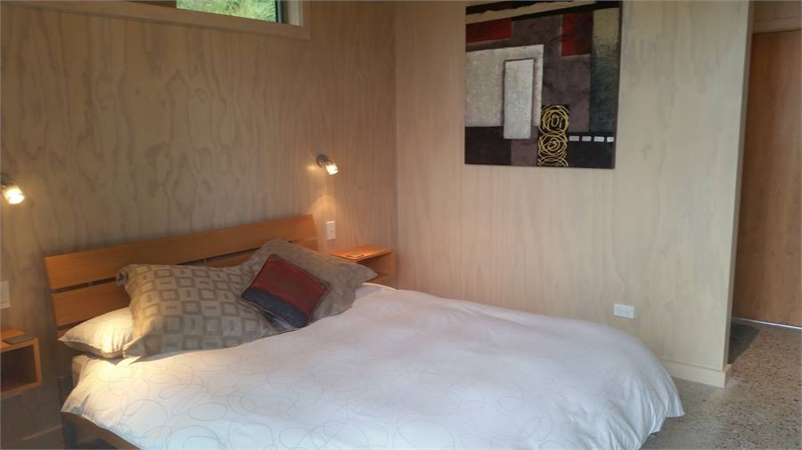 Queen bed with adjacent dressing room/spa bath 