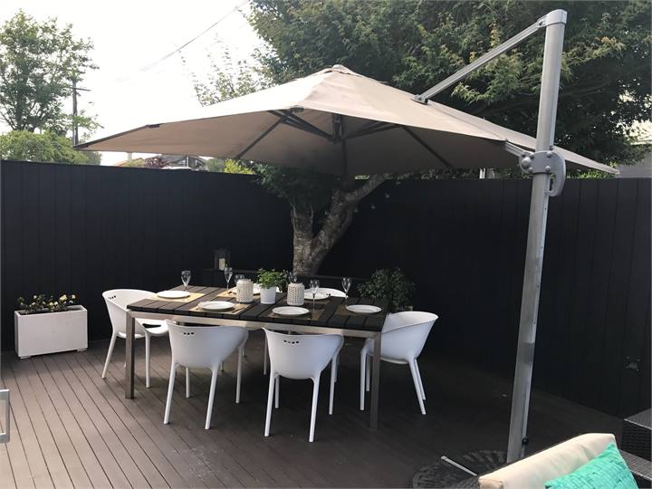Outdoor dining umbrella
