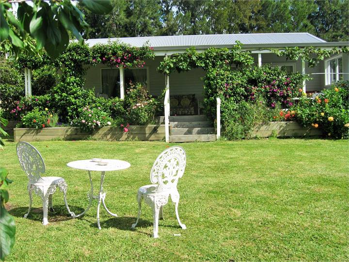 Cottage in Summer -Spectacular gardens