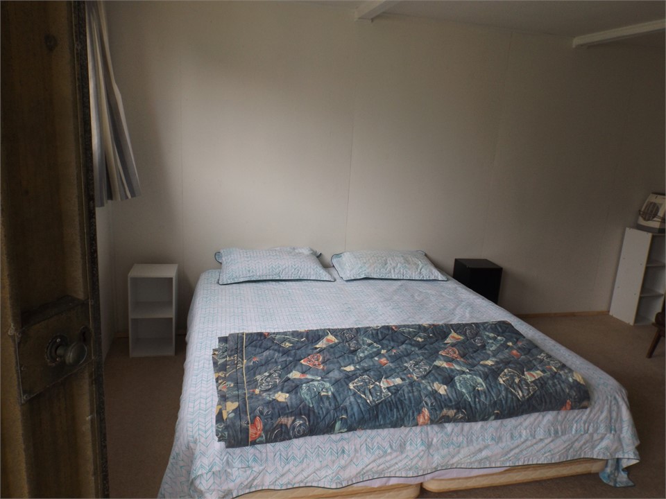 Bunkroom (bed can be made into two singles)