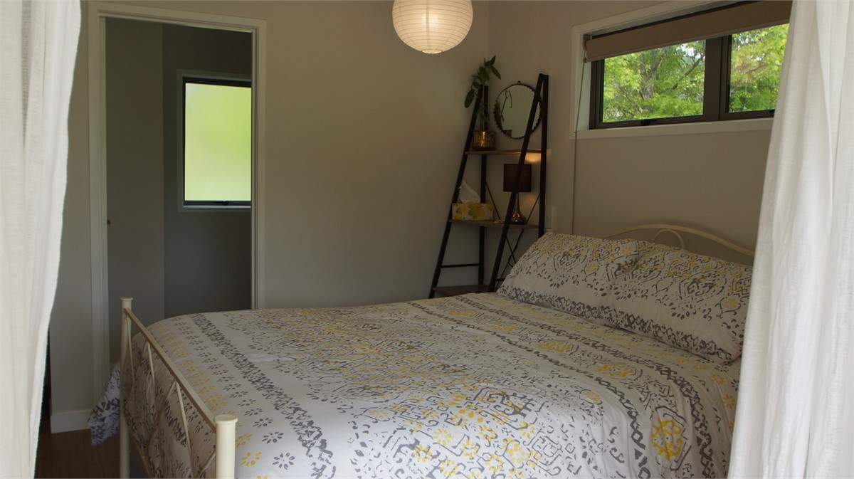 Fresh air flow and en-suite bathroom with shower