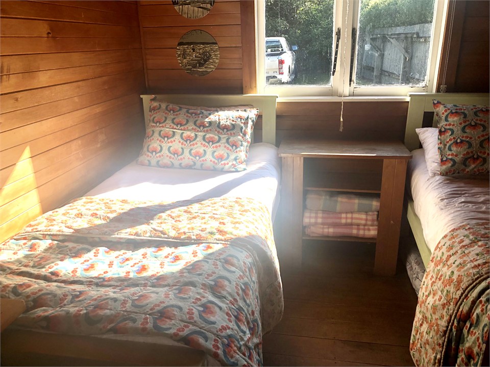 Bedroom with 2 singles