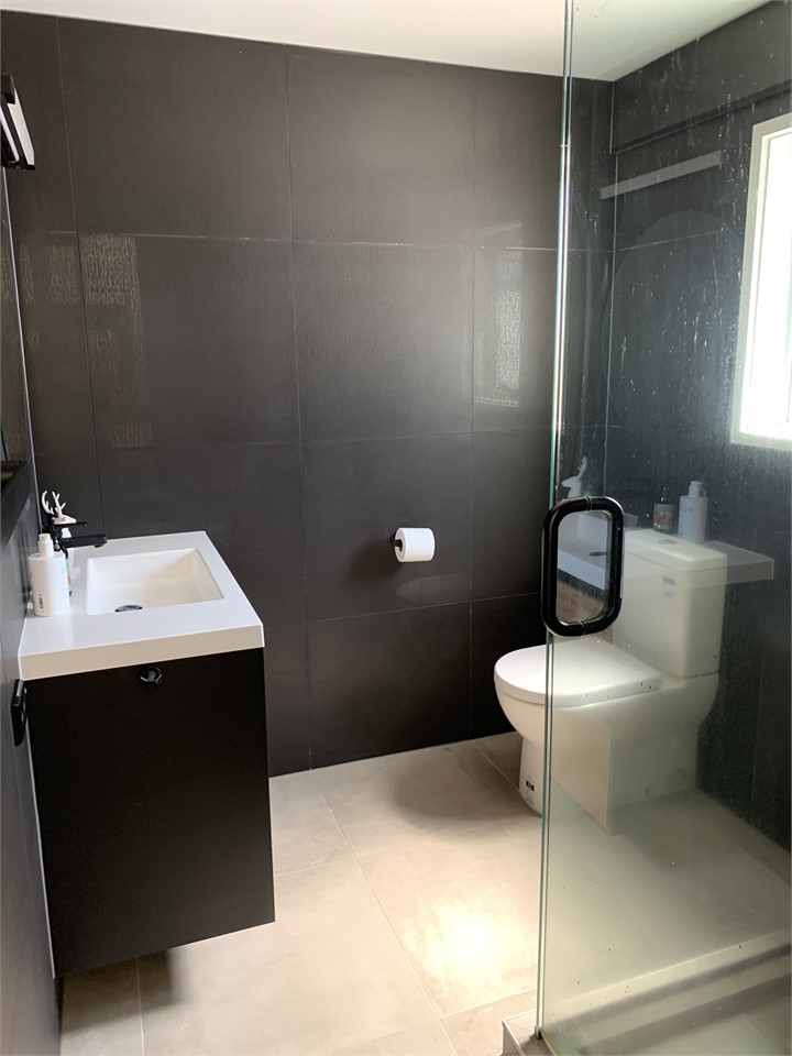 Ensuite (off bedroom four)