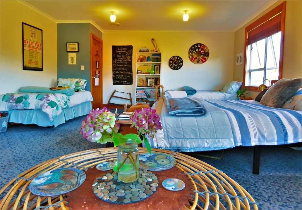 Sitting area , 1 queen bed, 3 singles.