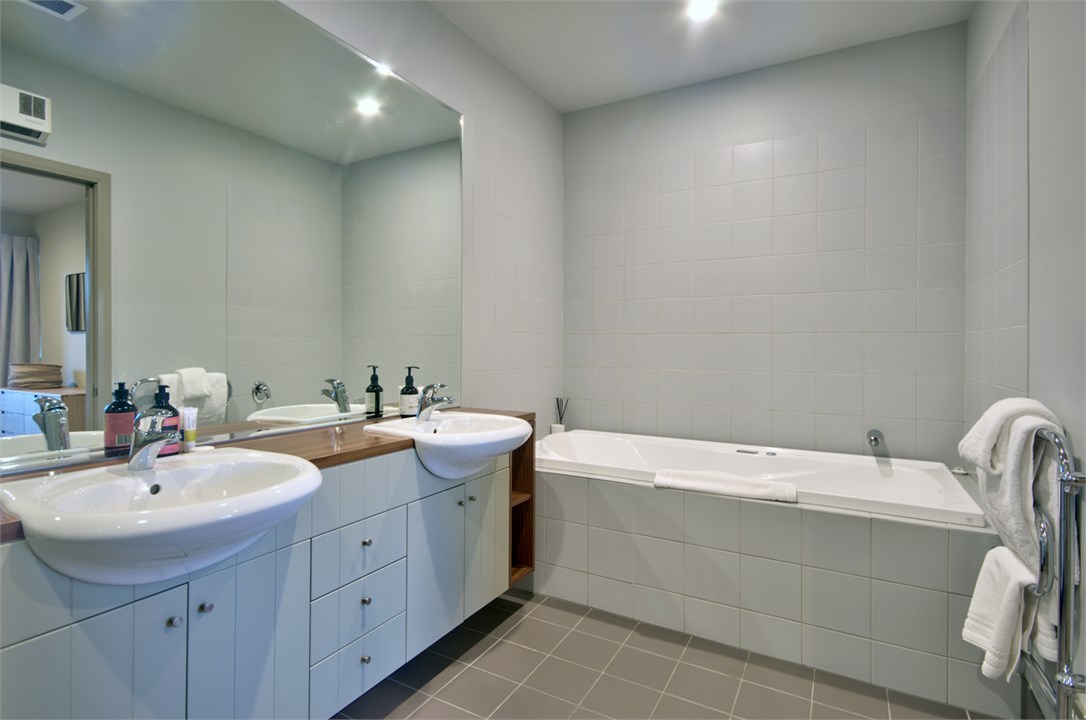 Master Ensuite with spa bath