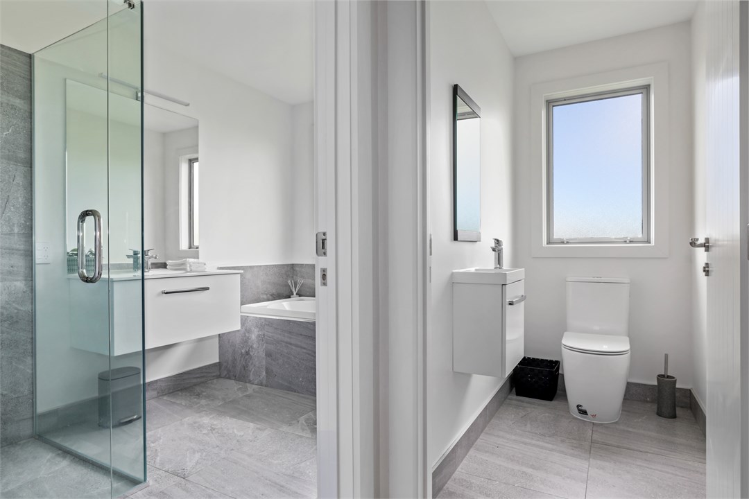 Main bathroom & toilet