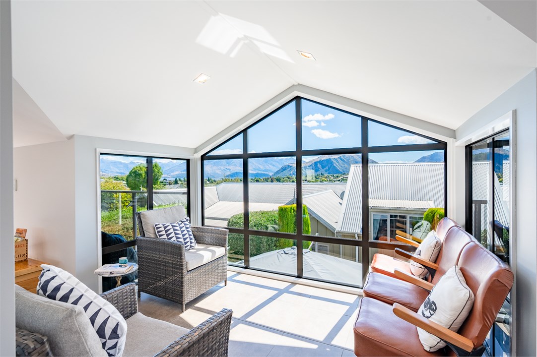 Sunroom with a view of Wanaka Lake & Mountains