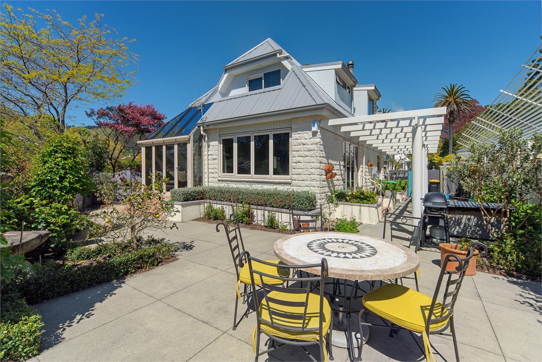 Queen's Garden Villa - Nelson Holiday Home