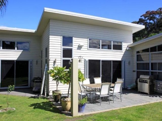 Outdoor dining set up