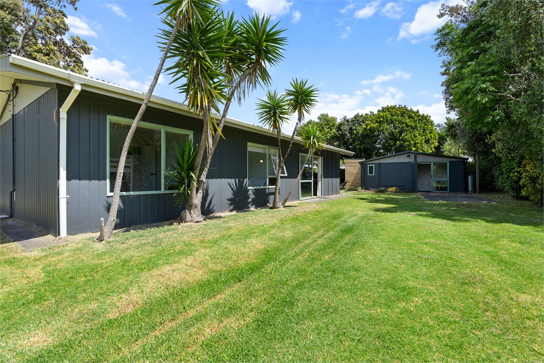 Matapouri - 1 Minute walk to beach