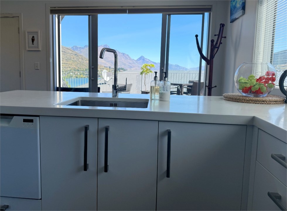 Fully equipped kitchen with dish drawer