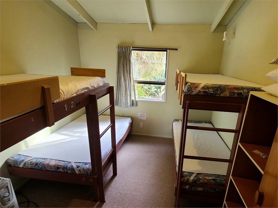 Room example - 2 double bunks, 2 single bunks, sle
