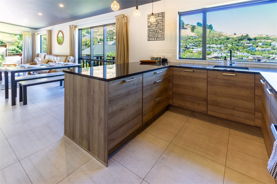 Open-plan kitchen/dining