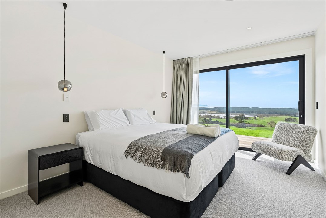 Super King bed with superior pillows and bedding, 