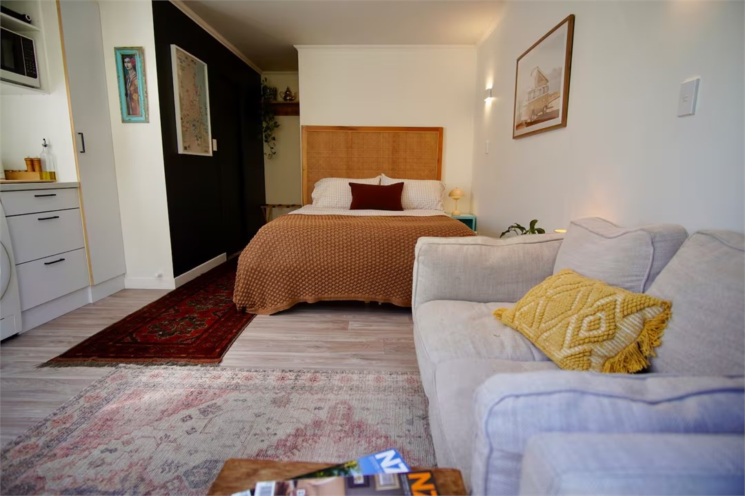 Self contained sleep out with double bed & own cou