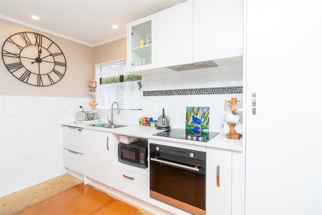 Light, tidy kitchen space with full cooking facili