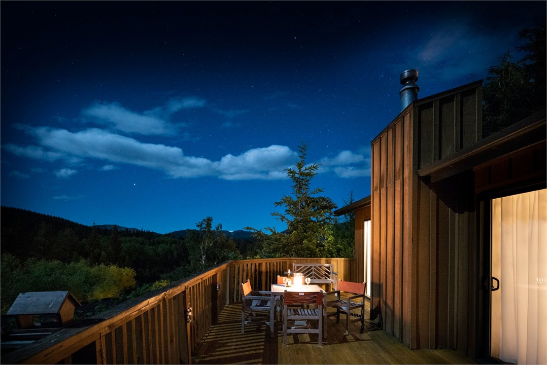 Stargazing from the outdoor bath at night