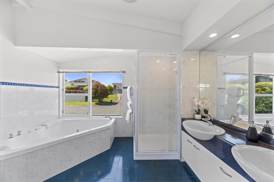 Master bedroom ensuite with spa bath