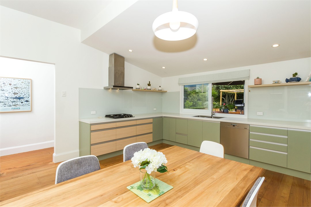 Kitchen & dining area