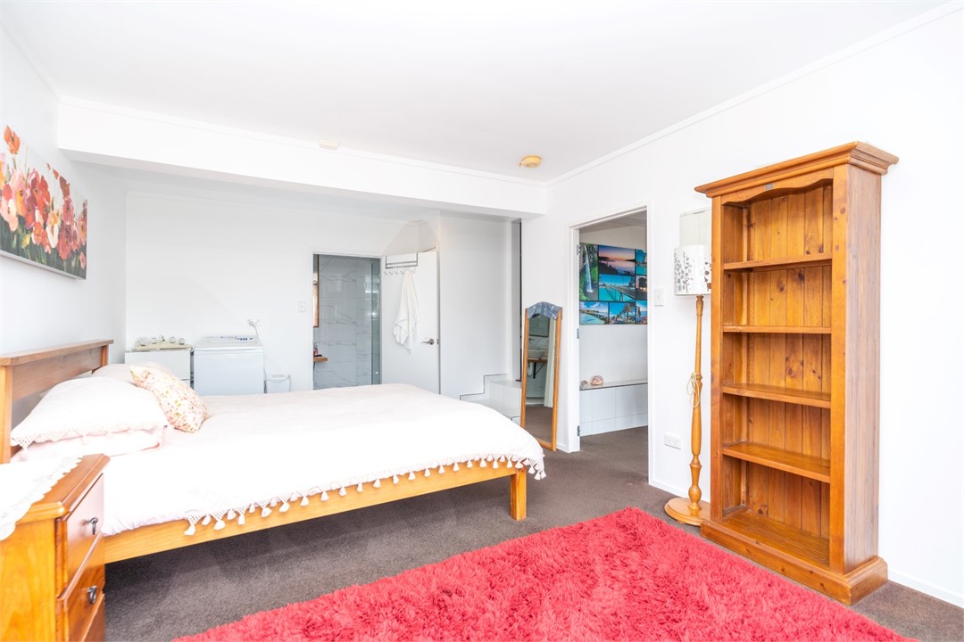 Bedroom 1 has a Queen bed