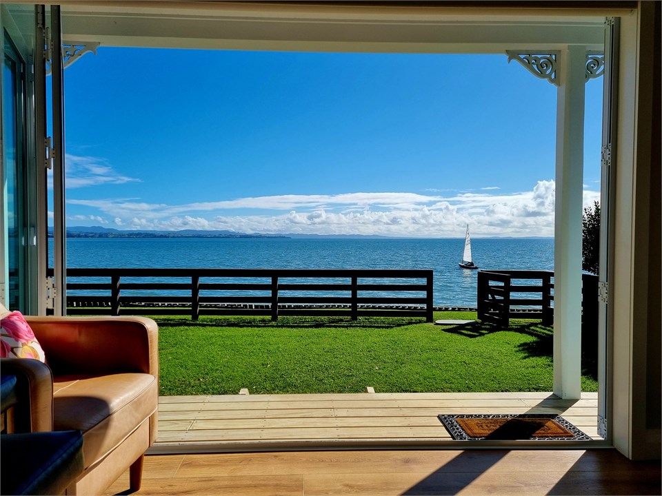 Red Rock Cottage, beach front luxury Clarks Beach Cottage for rent