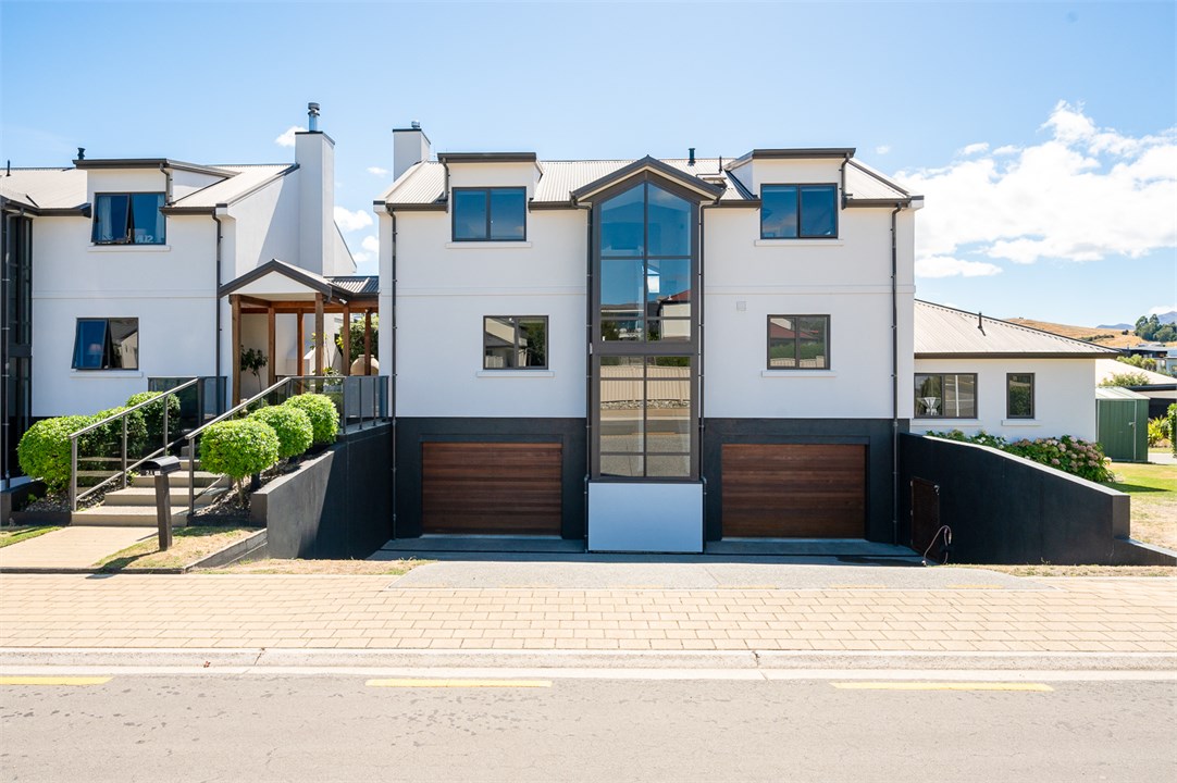 Large Townhouse including covered & secured parkin