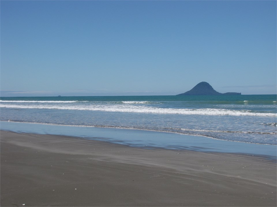 Ohope beach only 5-6 minute walk away
