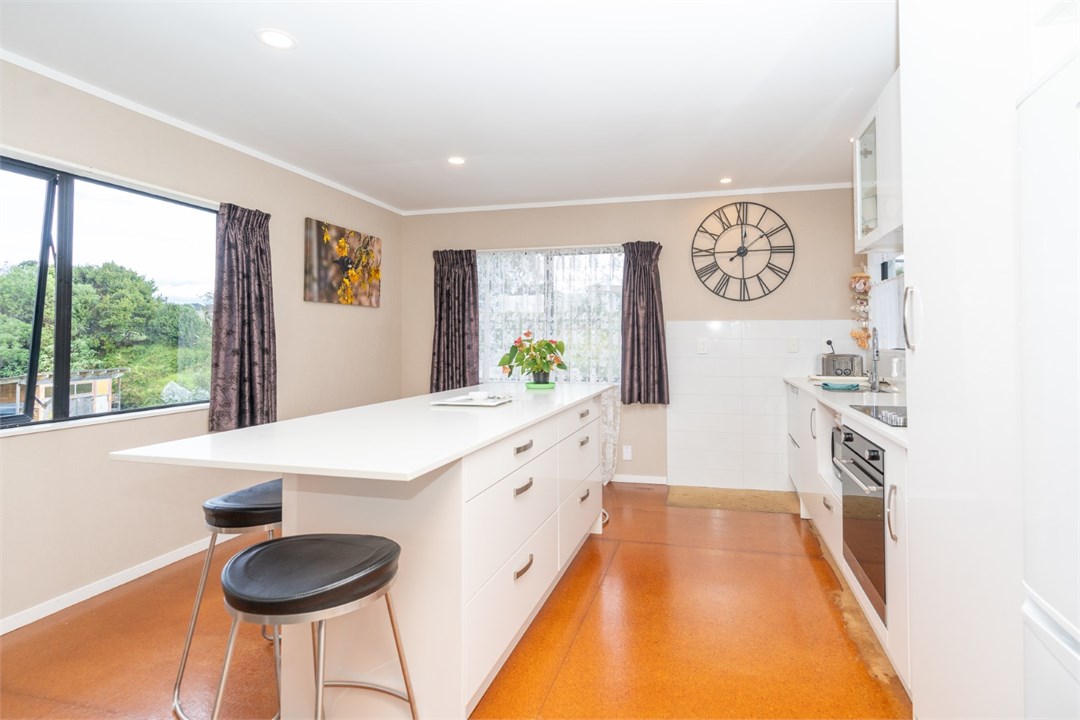 Spacious breakfast bar