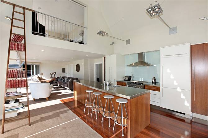 Kitchen and Breakfast bar