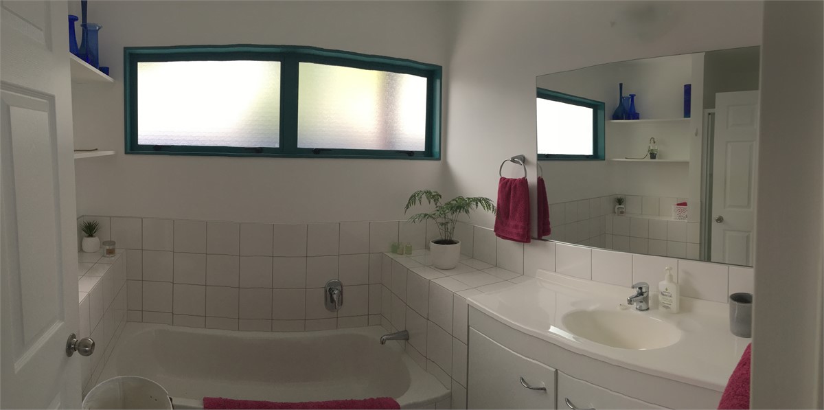 Bathroom next to Queen room