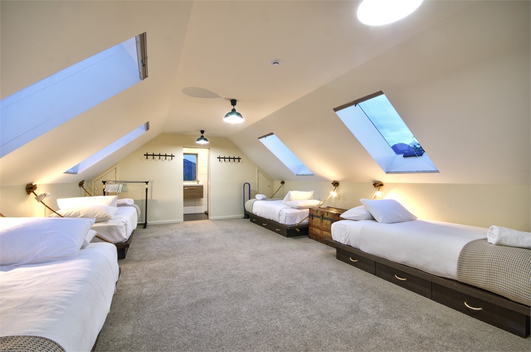 Bedroom 4 (Upstairs loft) - 2 singles & 2 king sin