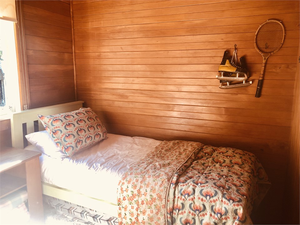 Bedroom with 2 singles