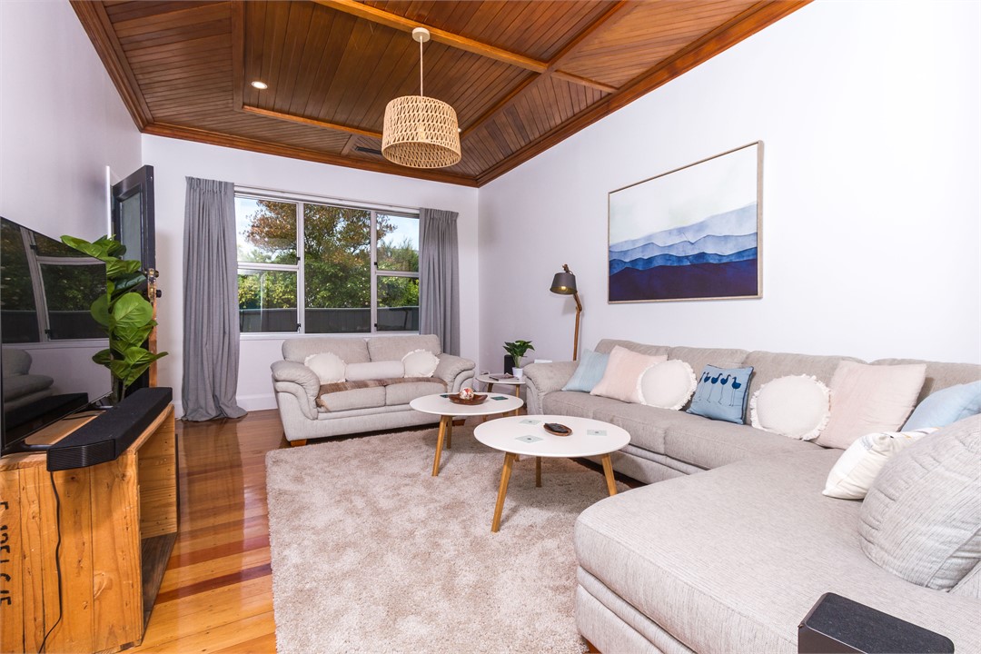 Lounge with Smart TV & Netflix