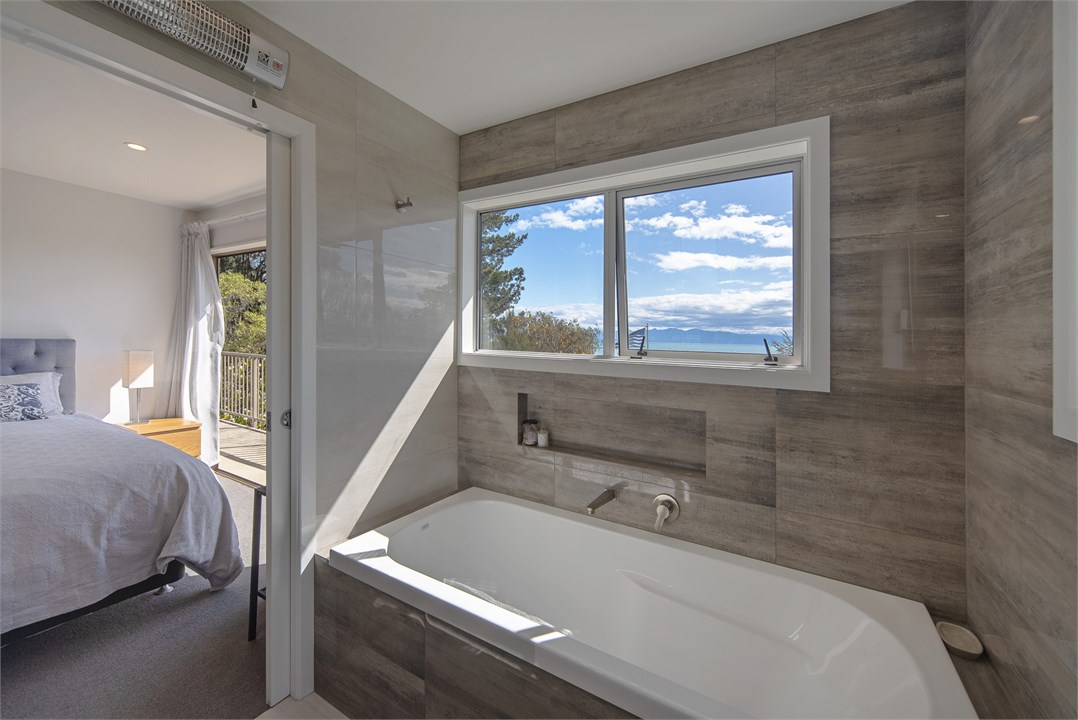 Master ensuite bathroom