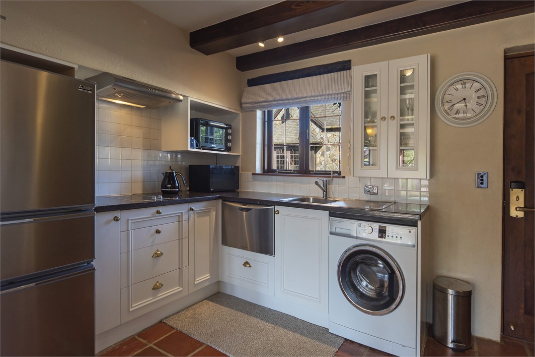 Fully equipped kitchen & washing machine