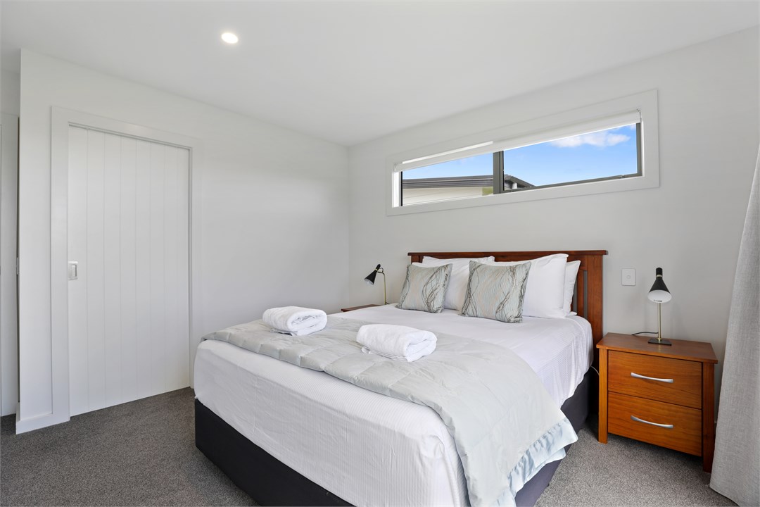 Master bedroom with 1 x queen bed.