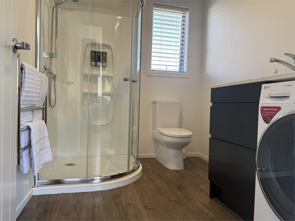 Bathroom with shower and washing machine/dryer com