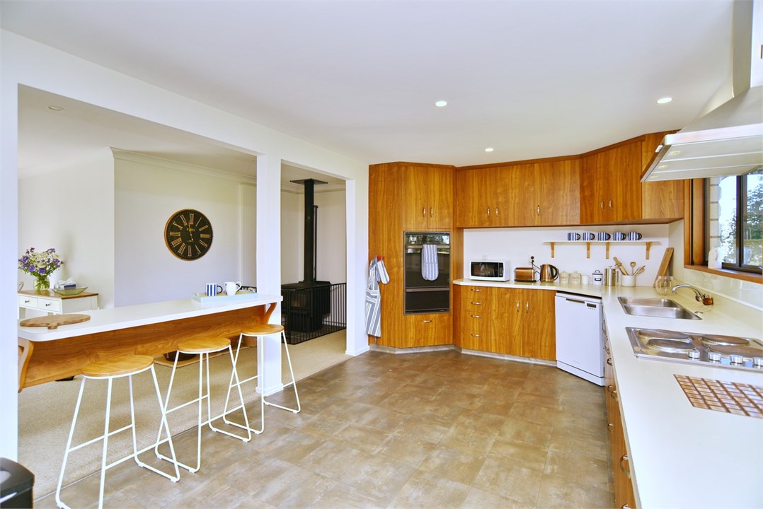 Fully equipped Kitchen area with seating